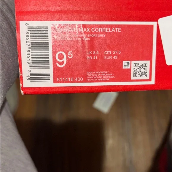 Nike Men's Dark Blue and Yellow Sneakers - Picture 6 of 6